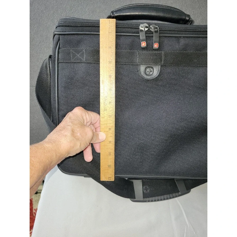 Wenger WA7482-02 15 in Padded Black Polyester/Vinyl Laptop Messenger Bag